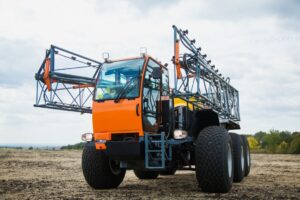 Самоходный опрыскиватель-разбрасыватель ТУМАН-2М