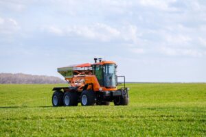 Самоходный опрыскиватель-разбрасыватель «Туман-3»