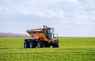 Самоходный опрыскиватель-разбрасыватель «Туман-3»