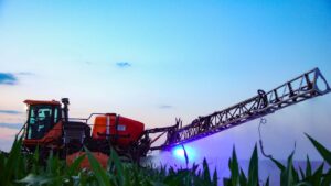 Самоходный опрыскиватель-разбрасыватель «Туман-4»